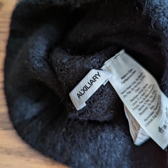 Auxiliary black pom beanie from Aritzia - Picture 2 of 2